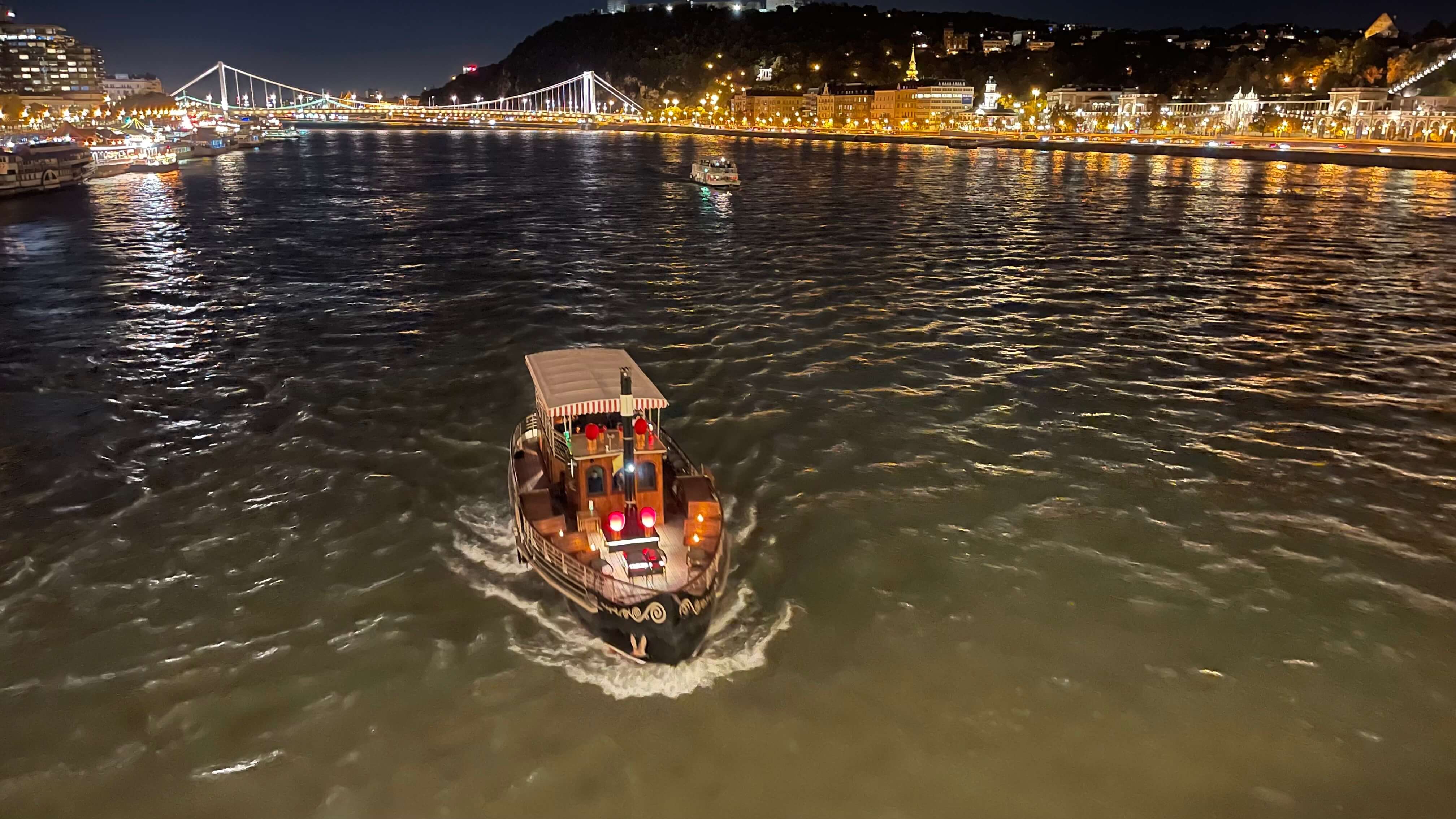 Sometimes the Danube turns into Budapest’s runway, leading your eyes straight to the glowing Erzsébet Bridge in the background. A boat came rushing towards me like it wanted to star in the picture too. Turns out, the Danube got plenty of traffic drama of its own.